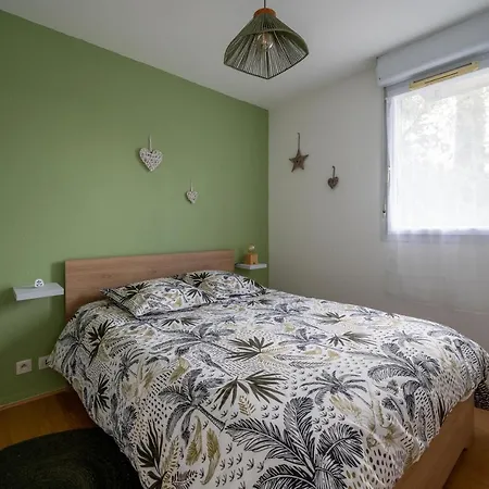 L'airbusien - Terrasse Et Parking - Airbus A Cote *