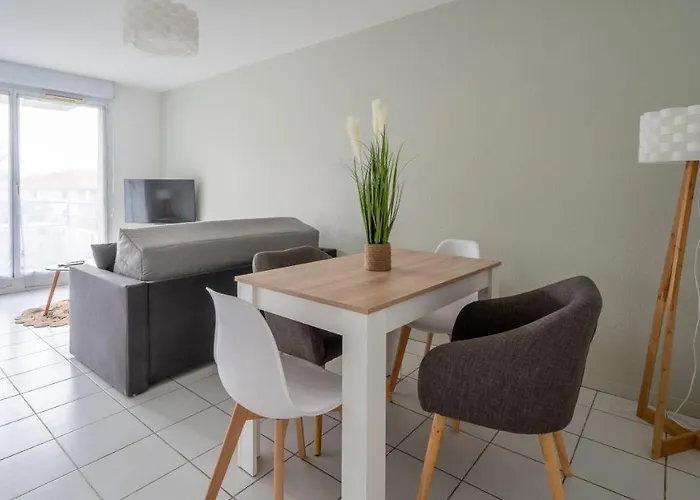 L'airbusien - Terrasse Et Parking - Airbus A Cote *