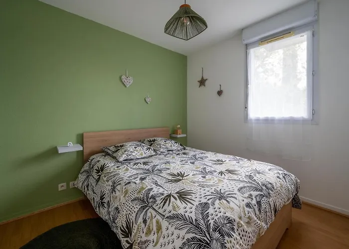 L'airbusien - Terrasse Et Parking - Airbus à Coté *